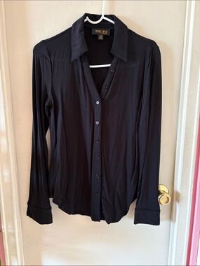 Truth by Republic Black Button-Up Long Sleeve V-Neck Shirt